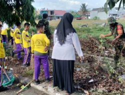 Sapu bersih tumpukan sampah oleh Personil Koramil 1420-02/Maringngae bersama Siswa SDN Pangsid