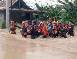 Danramil 1420-05/Dua Pitue Bersama Babinsa Desa Salomallori dan BPBD Evakuasi Warga Akibat Banjir