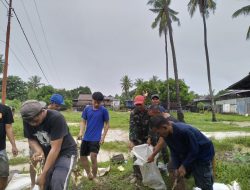 Babinsa Koramil 1420-05/Dua Pitue Bersama Warga Gotong Royong Buat Tanggul Untuk Menahan Luapan Air Sungai