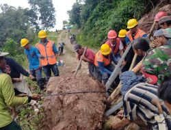 Babinsa Koramil 1420-05/Dua Pitue Bersama Anggota PLN Gotong Royong Bersihkan Material Longsor 