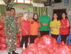 Ketua Persit KCK Cabang XLIV Kodim Sidrap Salurkan Bantuan Untuk Korban Bencana Banjir dan Tanah Longsor 