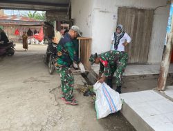 Bersih bersih di Pasar Sentral Empagae, wujud kepedulian Koramil 03/Maritengngae terhadap lingkungan
