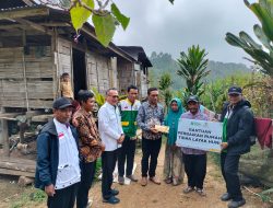 Ketua Baznas Enrekang Serahkan Bantuan Perbaikan Rumah Tidak Layak Huni di Desa Batu Ke’de