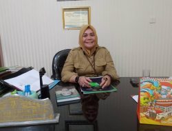 Asisten Satu  Menyerahkan  Penghargaan Desa Mandiri Kepada  17 Desa Di Polman