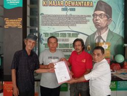 Penyerahan SK ketua DPW Perisai Prabowo  Sul Sel Anwar Sanusi ,di dampingi Sekretaris Syahrir Djannonh.SE kepada ketua DPD perisai Prabowo kabupaten Barru,Hasanuddin di dampingi Dewan pembina perisai Prabowo  Andi Tonra Mahi.