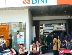 Ratusan Peserta Didik Di Polman Antri di Bank Cairkan Dana PIP Aspirasi Dari Ratih Megasari Singkarru