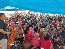 Walaupun Hujan,Warga Tetap Setia Menyaksikan Kampanye Calon Bupati-Wakil Bupati Polman Nomor Urut 4,Dirga Iskandar Memapah Nenek Lansia Untuk Berteduh