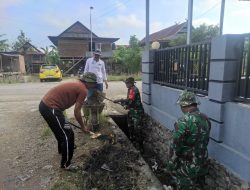 Babinsa Koramil 03/Maritengngae Gotong royong bersama warga  bersihkan lingkungan.
