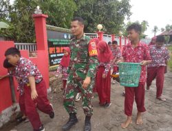 Peduli Kebersihan  di lingkungan Pendidikan, Babinsa Ciro Ciroe ajak Siswa bersihkan Halaman Sekolah.