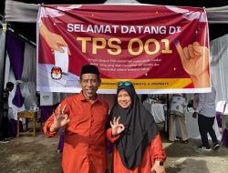 Ustadz Zainal Abidin Bersama Istri  Memberikan Hak Suaranya Di TPS 02 Sidodadi