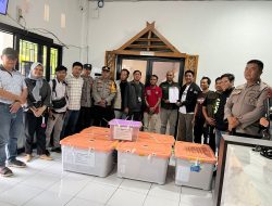 Wakapolres Soppeng AKBP H.Muhiddin Yunus SH.MH. memantau langsung pengawalan Pendistribusian logistik Pemilukada 2024 dari PPK Kecamatan Ke Gudang KPUD Soppeng, Minggu 1/12/2024.