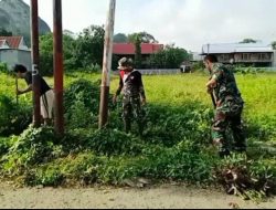 Babinsa Koramil 1420-03/Maritengngae  bersama warga bersihkan parit 