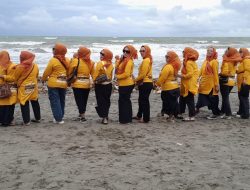 Srikandi Kerukunan Keluarga Pasar (KKP) Enrekang Gelar Arisan di Pantai Ammani Pinrang