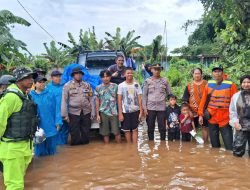 Gunakan Perahu Karet, TNI-Polri dan BPBD di Gowa Salurkan Bantuan Ke Warga Yang Terdampak Banjir
