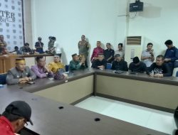 Perayaan  HUT Polman Ke-65 Tahun 2024,Sejumlah Kades Serbu  Kantor DPRD 