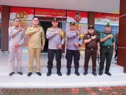Drs. H.Syamsuddin.M, M.Si Ketua DPRD Barru bersama Forkopimda sambut hangat kedatangan Kapolda Sulsel bersama Ketua Bhayangkari Daerah Sulsel beserta Jajaran .