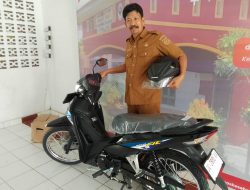 Rusmiati,Bidan Berprestasi Dapat Hadiah Kendaraan Roda 2 Dari Mantan Pj.Bupati Polman