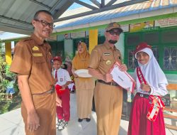 Kepala Diskominfo Sidrap Motivasi Siswa SDN 3 Arawa di Hari Pertama Sekolah
