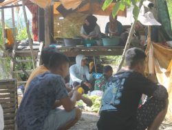 Kebersamaan Satgas TMMD Dan Warga Warnai Istirahat Pekerjaan Fisik Di Enrekang