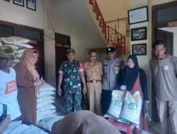 Kapolsek Soreang Polres Parepare Dampingi Penyaluran Beras CBP Untuk 250 Warga Ujung Baru