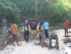 Warga Dan TNI Gotong Royong Rapikan Bahu Jalan TMMD Di Desa Pekalobean