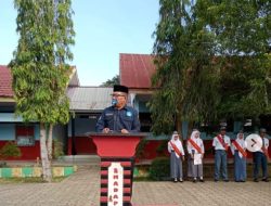 Upacara Bendera Di UPTD SMAN 2 Polewali, Bertindak Pembina Upacara Ketua Komite Sekolah