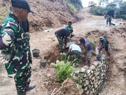 Satgas TMMD dan Warga Bangun Fondasi Penahan Jalan Rawan Longsor di Pekalobean