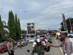 Polantas Menyapa, Satlantas Polres Soppeng Pasang Bendera Merah Putih pada Kendaraan Pengguna Jalan