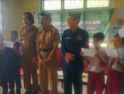 100 Pelajar Duampanua Terima Bantuan Pendidikan Tunai dari Baznas Pinrang