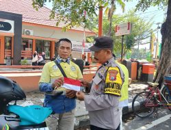 Jelang Hari Kemerdekaan, Bhabinkamtibmas Polsek KPN Bagikan Bendera Merah Putih ke Warga
