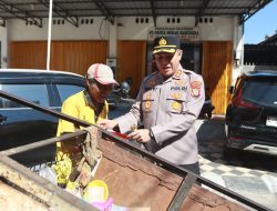 Tumbuhkan Nasionalisme Jelang Hari Kemerdekaan, Kapolres Parepare Turun ke Jalan Lakukan Aksi Bagi dan Pasang Bendera Merah Putih