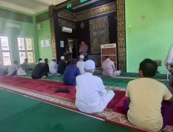 Safari Jumat di Masjid Arrasak, Kapolsek Bacukiki Ajak Warga Bersama Wujudkan Lingkungan Aman  Parepare – Kapolsek Bacukiki Polres Parepare AKP H. Muhammad Amin kembali melakukan kegiatan Safari Jumat, kali ini dilakukannya di Masjid Arrasak, Jalan Samsul Bahri, Kelurahan Kampung Baru, Kecamatan Bacukiki Barat, Kota Parepare, Jumat (15/8/2025).   Safari Jumat yang berisi dengan imbauan dan pesan keselamatan mengawali rangkaian ibadah Shalat Jumat secara berjamaah tersebut. Imbauan keselamatan ini disampaikan oleh Kapolsek dihadapan para jamaah shalat jumat yang terdiri dari tokoh masyarakat, tokoh agama dan masyarakat setempat.  Sejumlah pesan keselamatan yang disampaikan oleh Kapolsek AKP. H. Muh. Amin berdasarkan perkembangan situasi saat ini, antara lain aktifitas peredaran narkoba yang berhasil di gagalkan oleh kepolisian.  “ Saat ini, aktifitas peredaran narkoba mengalami peningkatan, di buktikan dengan berhasilnya dilakukan penangkapan terhadap kurir narkoba beberaa waktu yang lalu, tidak main – main, 20 kilo dan 80 kilo berhasil dicegah peredarannya, untuk itu sangat diharapkan eran dari orang tua untuk mengontrol pergaulan anak – anak kita, jangan biarkan mereka mengenal yang Namanya narkoba, itu akan merusak amsa depannya “. Imbau Kapolsek.  Selain itu, mengingat musim kemarau, Kapolsek meminta masyarakat meningkatkan kewaspadaan terhadap potensi kebakaran dengan memastikan instalasi listrik dan sumber api berada dalam kondisi aman.  Imbauan berikutnya terkait pemberantasan peredaran minuman keras, Kapolsek mengajak warga setempat untuk bersama-sama dengan aparat memberantas penyakit masyarakat ini, karena dampak dari miras lebih banyak negatifnya dibanding positifnya.  Sebelum mengakhiri, Kapolsek menyampaikan penyaluran beras SPHP melalui Gerakan Pangan Murah yang digelar Polres Parepare yang harganya lebih murah dari pasaran.   Ia pun akhiri Safari Jumatnya dengan menyampaikan ajakan bagi warga setempat untuk memakmurkan masjid sebagai wadah untuk meningkatkan iman dan taqwa kepada Allah SWT, serta mengajak para jamaah untuk bersama – sama dengan aparat kepolisian untuk menjaga kamtibmas kondusif demi ketentraman bersama.