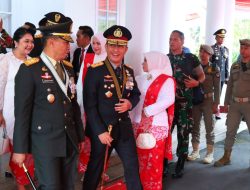 Kapolda Sulsel Hadiri Upacara Pengibaran Duplikat Bendera Merah Putih HUT ke-80 RI di Rujab Gubernur Sulsel
