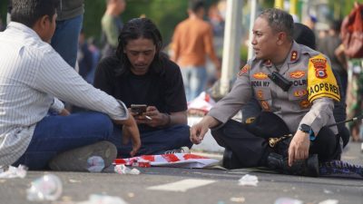 Kesampingkan Pangkat dan Jabatan, Kapolres Parepare Duduk Berbaur dengan Mahasiswa di Aksi Unjuk Rasa DPRD