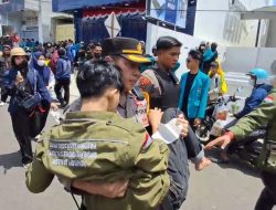 Wakapolres Parepare Evakuasi Mahasiswa Pingsan di Tengah Demonstrasi