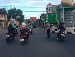 Polantas Polsek Ujung Lakukan Pengendalian Arus Kendaraan, Pelayanan Disiang Hari