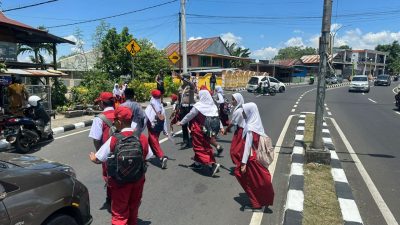 Pengaturan Siang Sat Lantas Polres Parepare, Beri Perlindungan Pelajar Saat Pulang Sekolah