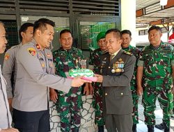Dalam Rangka HUT TNI ke-80 Tahun 2025,Kapolsek Tinambung Serahkan Tumpeng Secara Simbolis 