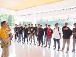 Abustan Andi Bintang Wakil Bupati Barru Lepas Tim PSSI ASKAB Barru ke Turnamen Piala Gubernur Sulsel 2025.