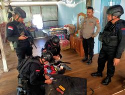 KELUARGA PURN. POLRI SERAHKAN SATU BUAH HANDAK MILITER JENIS MORTIR KEPADA PIHAK KEPOLISIAN
