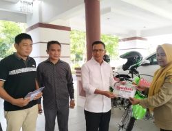 Bupati Polman Serahkan 3 Unit Kendaraan Roda Dua Kepada Penyuluh Berprestasi