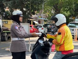 Jumat Berkah Jadi Momentum Polantas Menyapa, Berbagi Untuk Mereka yang Bekerja Mencari Nafkah Bagi Keluarga