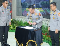 Polda Sulsel Gelar Tradisi Penyambutan Kapolda Baru dan Pelepasan Irjen Pol. Drs. Rusdi Hartono di Mako Polda Sulsel