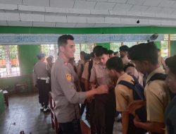 Kapolsek Soppeng Riaja Bersama Kepsek SMAN 2 Barru  Memberikan Pembinanaa Terhadap Puluhan Siswa(i)