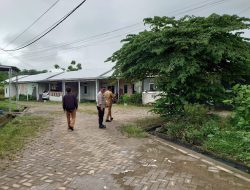 Bhabinkamtibmas dan Aparat Kelurahan Lapadde Lakukan Sambang ke Pemukiman, Periksa Penyebab Genangan Air