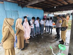 Temukan Pelajar Nongkrong Diluar Jam Sekolah, Bhabinkamtibmas dan Aparat Kelurahan berikan pembinaan