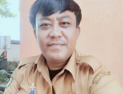 Lurah Galung Maloang beserta Kasi Kesranya  memastikan Penyaluran Bantuan Pangan Beras Sampai Sasaran