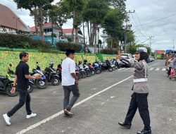 Sinergi Pelayanan Publik,Polwan Soppeng Kawal Pengamanan Sholat Jum’at