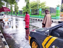 Bhabinkamtibmas Polsek KPN Lakukan Pemantauan Kondisi di Tengah Hujan Deras