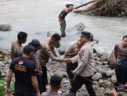 Polres Barru dan Brimob Polda Sulsel Bangun Jembatan Gantung di Desa Nepo